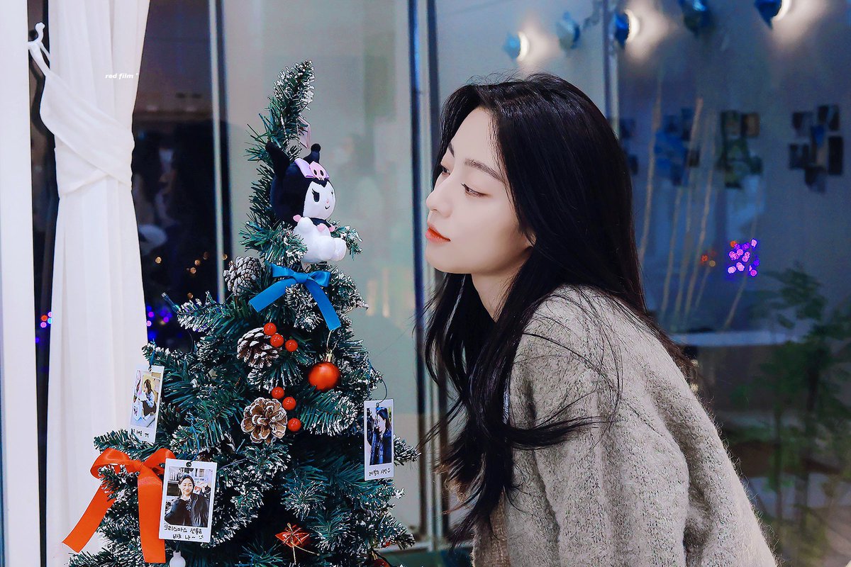 redfilm_ma's tweet photo. 221224 쿠로미랑 고양이����‍⬛🎄
#배우 #강민아 #MINAH @minah320 https://t.co/KtYrCpQUzS