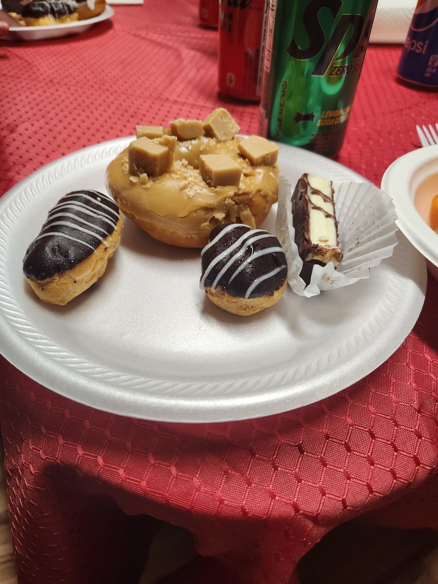malaki64's tweet photo. J'sais bien que votre TL doit etre remplie de ca mais... Joyeux noel! Comment s'est passé votre réveillon? Pour ma part ça a été chez mes parents à manger notre traditionnel buffet. (Bon y'en reste encore pour 3 jours à en manger mais bon détail) https://t.co/sIYyfcCo9d