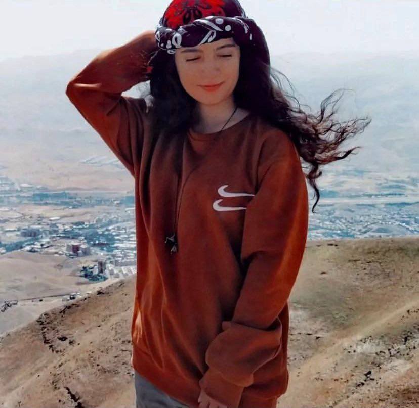 DuezenTekkal's tweet photo. #KimiaWahabifar, Frauenrechtlerin und Studentin des Wirtschaftsingenieurwesens an der Universität Kurdistan, wurde vorgestern von den Sicherheitskräften in #Sanandaj festgenommen und ins Gefängnis der Stadt gebracht. Seid Ihre Stimme. #IranRevoIution https://t.co/cEG3BxBsZG