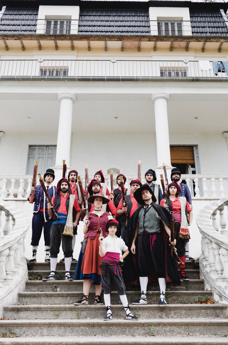 Des del Ball d’en Serrallonga de Vilafranca us desitgem molt bon Nadal i molt bones festes! 💥