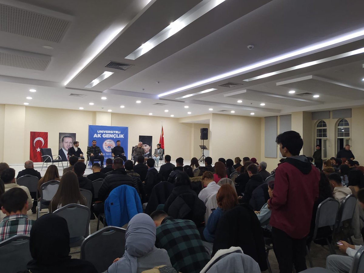 UniakGM's tweet photo. 📍Edirne 

@UniAkEdirne teşkilatımız, Milletvekilimiz @fatmaaksal ve Keşan Belediye Başkanımız @MSTFHELVACIOGLU'nun katılımıyla "Gençlik ve Yerel Yönetimler" konulu söyleşi düzenledi.

Yerel yönetimlerin dinamikliği gençlerin yolundan geçer 😎

@eyupkadirinan 
@mucahidsuleyman https://t.co/pWvbUUgK9R