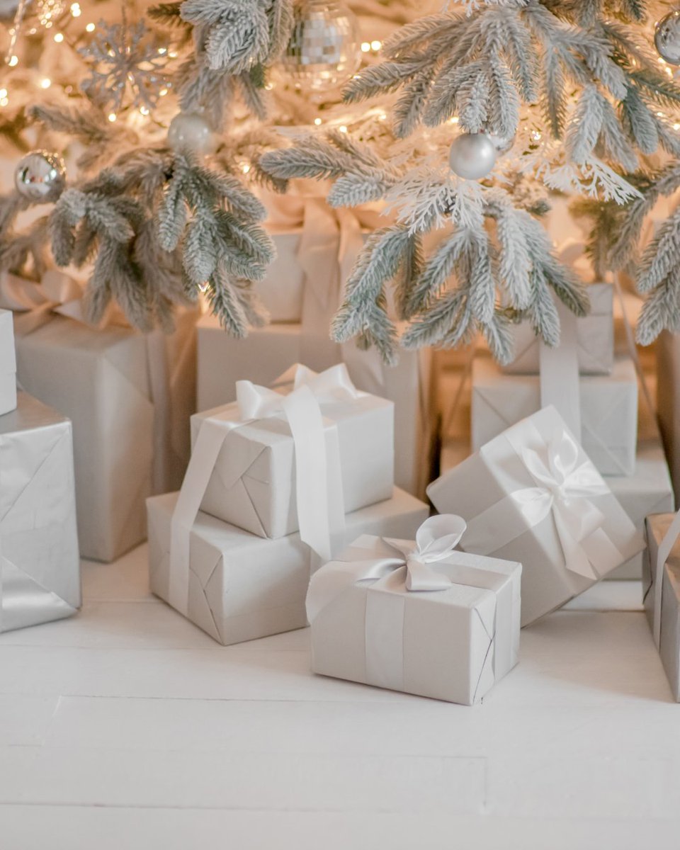 Merry Christmas to all! We hope you have a fabulous day celebrating and dancing the night away! 

#artisté #makeuplooks #makeupinspo #makeupvibes #makeup #mobilemakeup #makeupartist #makeupartistcheshire #christmasday #christmas2022