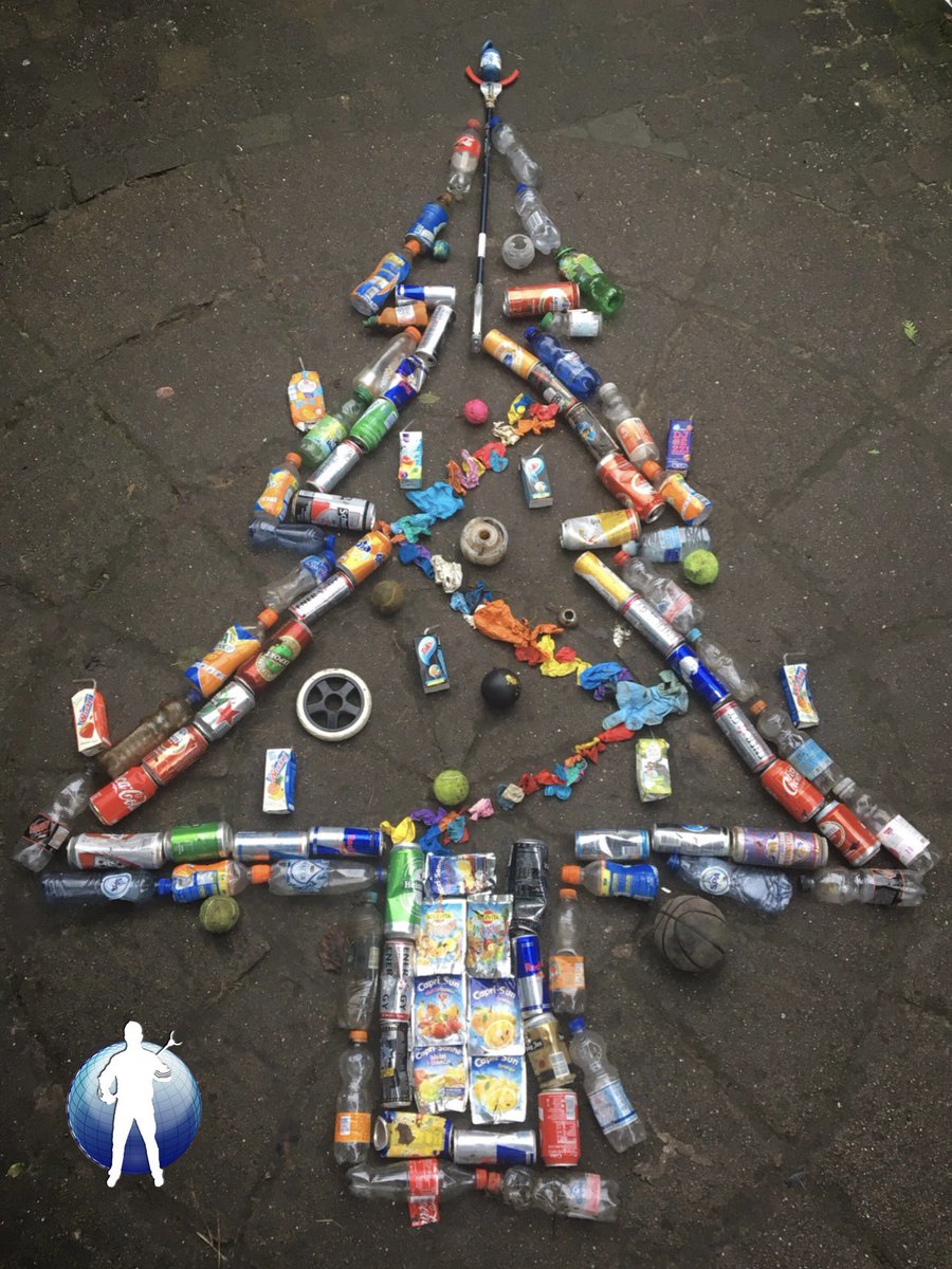zwerfinator's tweet photo. Deze #zwerfie-kerstboom is inmiddels zes jaar oud. Wat zaten er toen nog veel flesjes aan! #statiegeld veranderde dat. Volgend jaar zitten er ook veel minder blikjes in. Next step: de drankkartons. Doe mee met Project #Pakzooi om die ook aan te pakken! Zie https://t.co/bGIM8HbZmp https://t.co/Ao4uOPHbR4