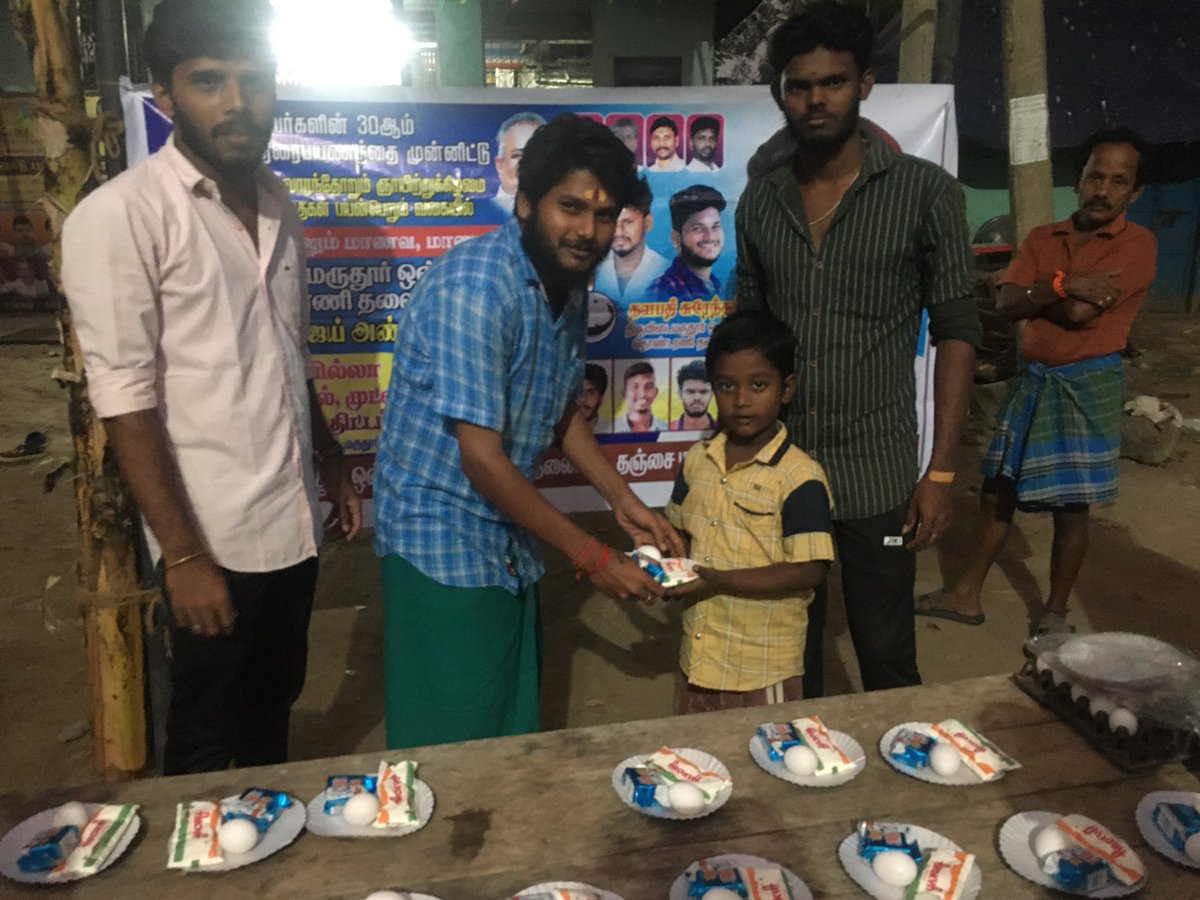 vjsuren1's tweet photo. 25-12-2022
வாரம் -2
 தளபதியின் உத்தரவின்படி
தஞ்சை மாவட்டம் திருவிடைமருதூர் ஒன்றிய தொண்டரணி தலைமை சார்பில் பள்ளி மாணவர், மாணவியிர் ஊக்குவிக்கும்  வகையிலும் விலையில்லா ரொட்டி, பால், முட்டை திட்டம் வழங்கப்பட்டது.. 💥🇸🇻
@actorvijay @BussyAnand @TVMIthanjavur @team_TMOT https://t.co/5YQJ852M7Y