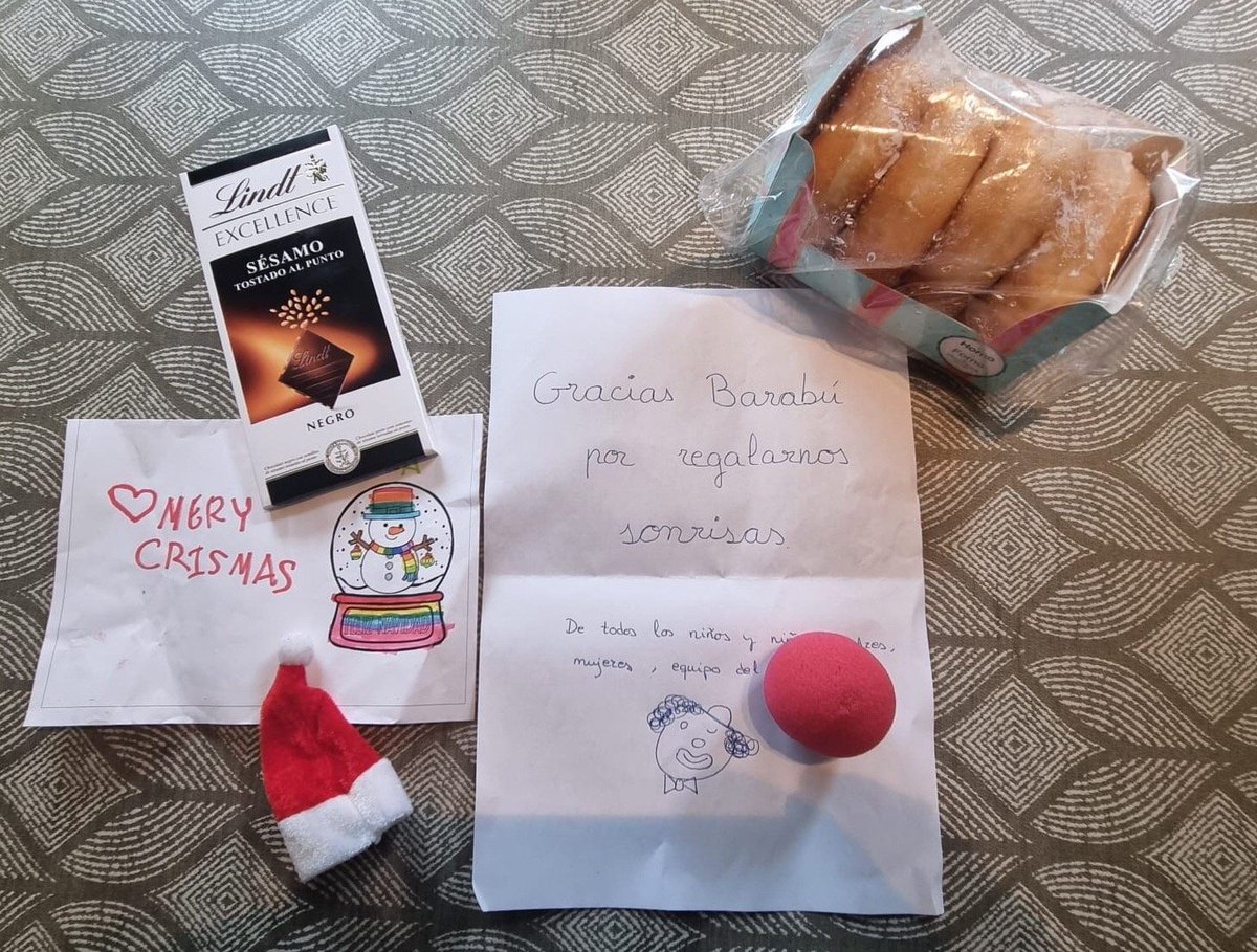 La familia Barabú Payasos =🔴) os desea una noche con mucho amor y mucha salud pero sobre todo con muchas sonrisas tantas o más como nosotros recibimos de todos. Gracias por el cariño con el que siempre nos recibís tanto pequeños como mayores. Feliz Navidad