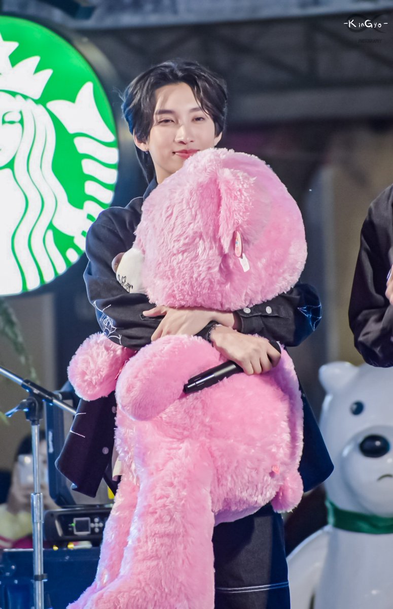 KinGyo_PlaThonG's tweet photo. - 221224 -

Magenta Bear 💜

@Noeul_lee6
#Noeulnuttarat
#MagentaBoy
#BossnoeulxUDTOWN #ChristmasUDTOWN #UDTOWN https://t.co/6XQnPxSJbV