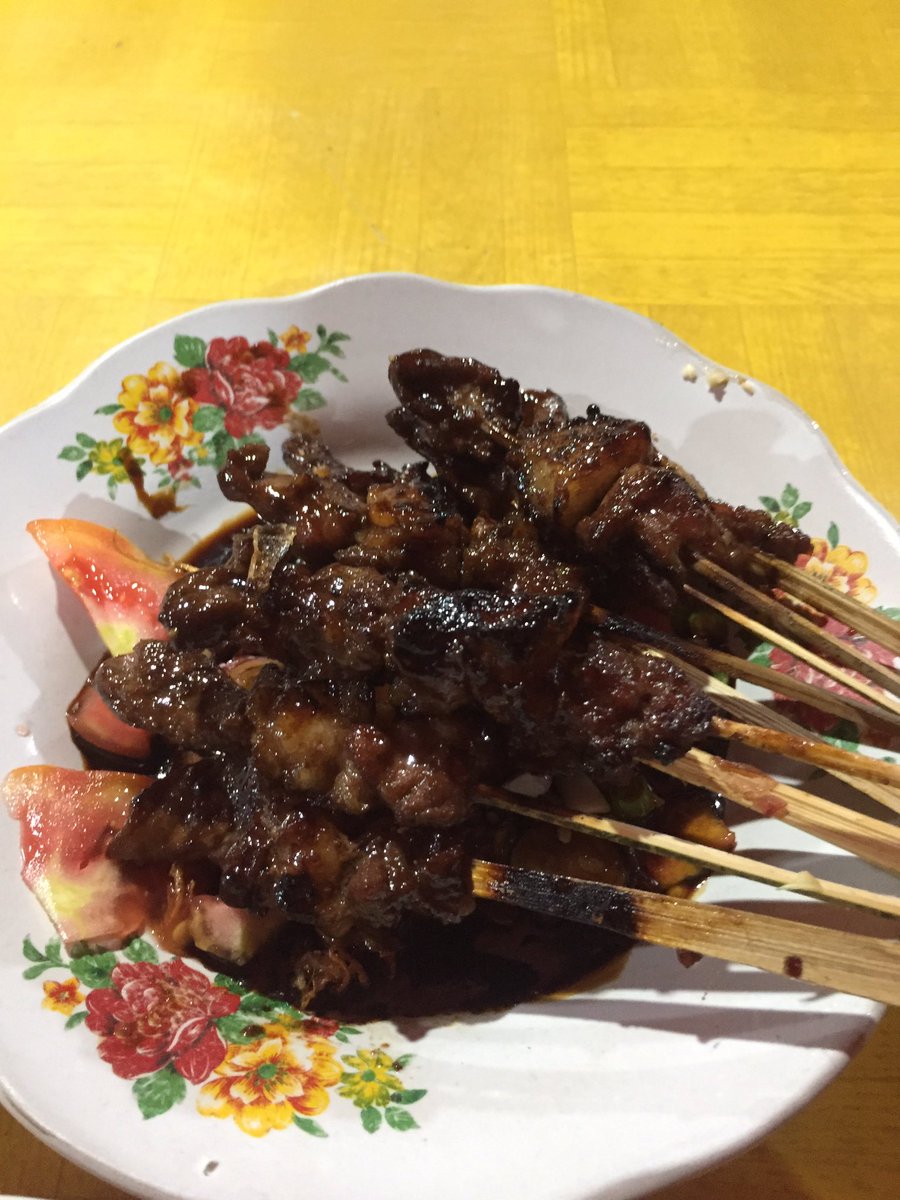 Sate yang sebelah rame banget antriannya...mau balik keluar ke tempat lain, tapi ternyata ada sate lagi sampingnya sepi. 
Sekalinya dicoba keren 7.5/10 lah soal rasa
Mungkin lebih enak dari sate yg rame itu,

*Dibalik sabar dan penasaran selalu ada keajaiban kecil