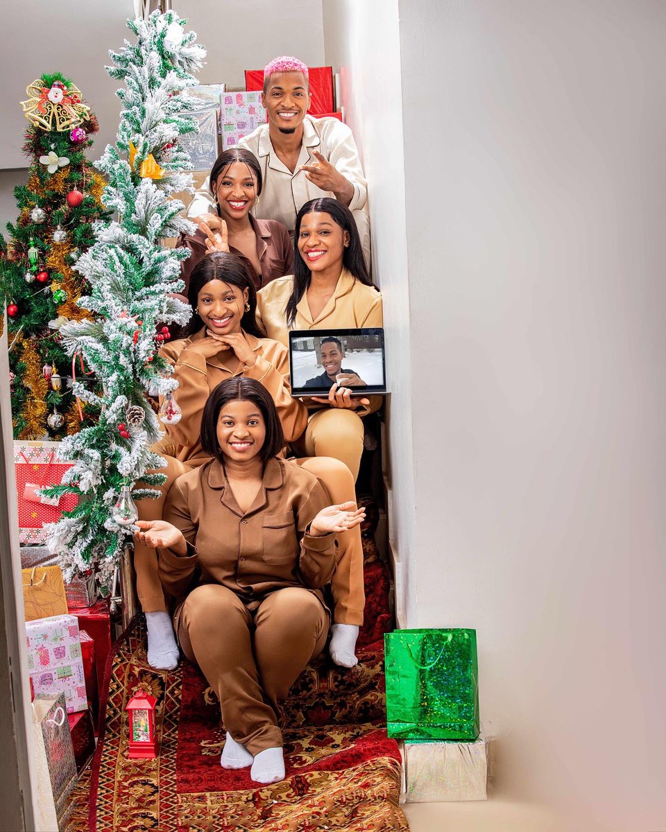 groovymono's tweet photo. May this festive season bring lots of joy and happiness in your life. May all of your wishes and dreams come true, and may you feel this happiness all year round. Merry Christmas! From my family and I. 🎄🎁💖 https://t.co/2ebS7r056o