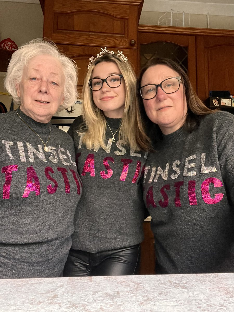 kwilliams15x's tweet photo. Honorary Webb girl today!🎄 missing @redaffodil ❤️                                             @BeadMadMam https://t.co/cPRS3xwqhJ