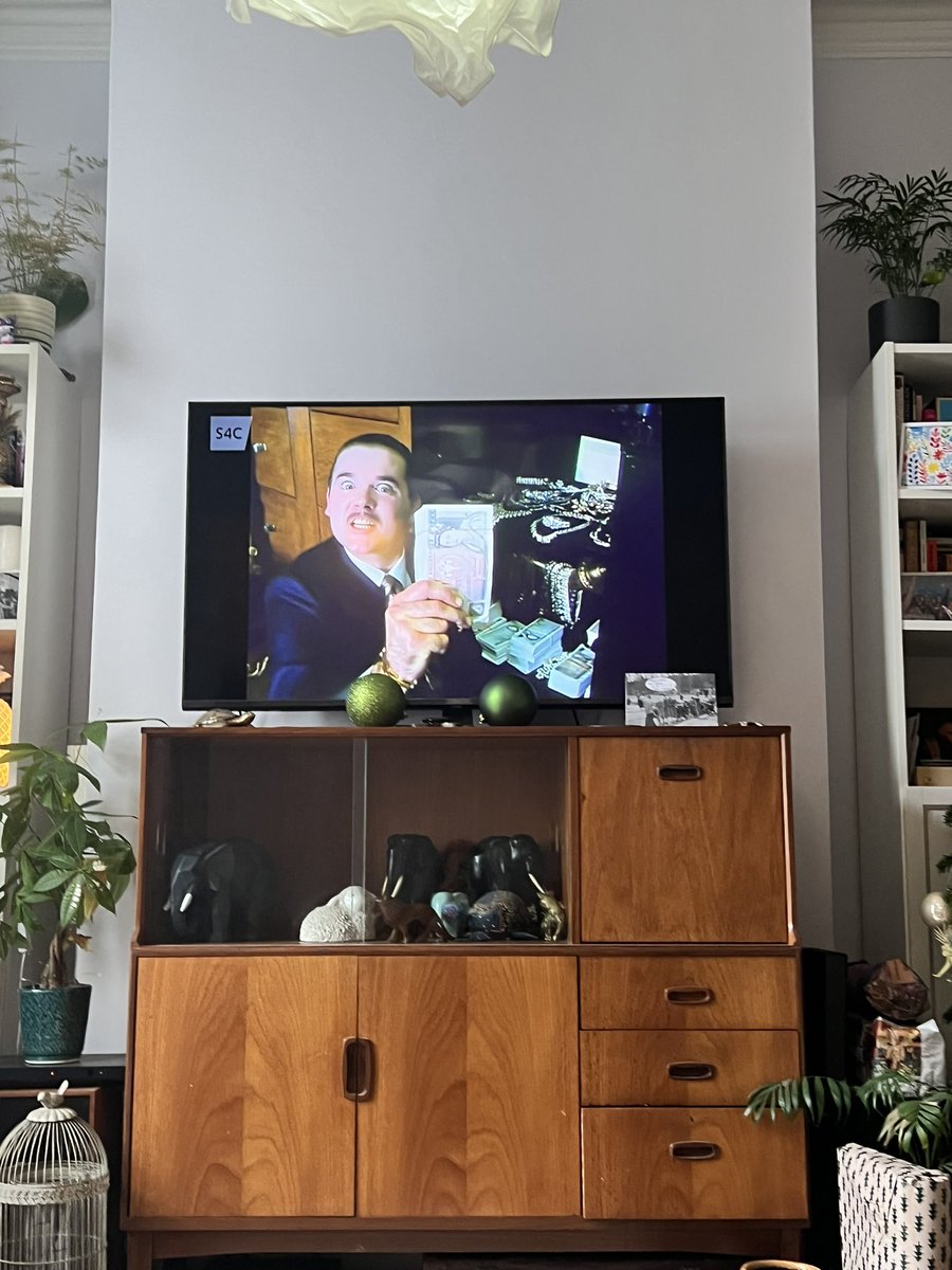 Rwsia, Rachub, Equador! Diolch Sion Corn (<a href="/ElliwMai/">Elliw Mai</a>) Best presant efyr. <a href="/S4C/">S4C 🏴󠁧󠁢󠁷󠁬󠁳󠁿</a> #dynnathddwynydolig