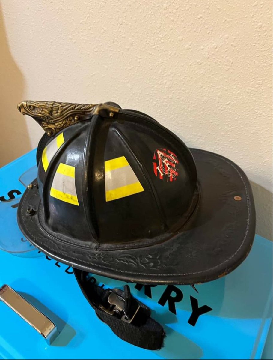 Phoenix leather fire helmet. Great condition. Prefer pick up in Kansas city.  Electronic payment accepted if I know you. Offers accepted.

Info: t.me/helmetn5a

#firefighters #firefighter #n5a #firehelmets #firehelmet #leatherhelmet #phenixTL2