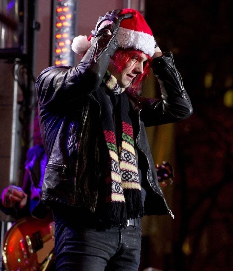 on this Christmas day I'd like to remind everyone to take a moment to remember the reason for the season, Gerard Way in a Santa hat