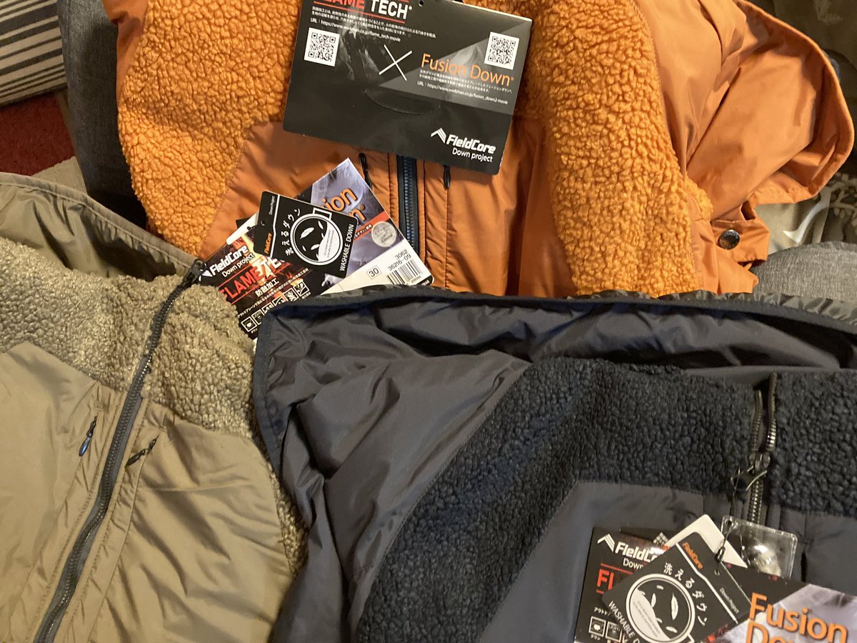 gogoxap's tweet image. パパから　@workman_plus で家族3人色違いおそろのダウンパーカーを　#クリスマスプレゼント　してもらいました😃
台船の焚き火で料理する時に火の粉が飛んでも大丈夫な #FLAMETECH  です🔥　
FLAME TECH｜ワークマン公式サイト youtu.be/bcRbXcYFAr8 @YouTubeより