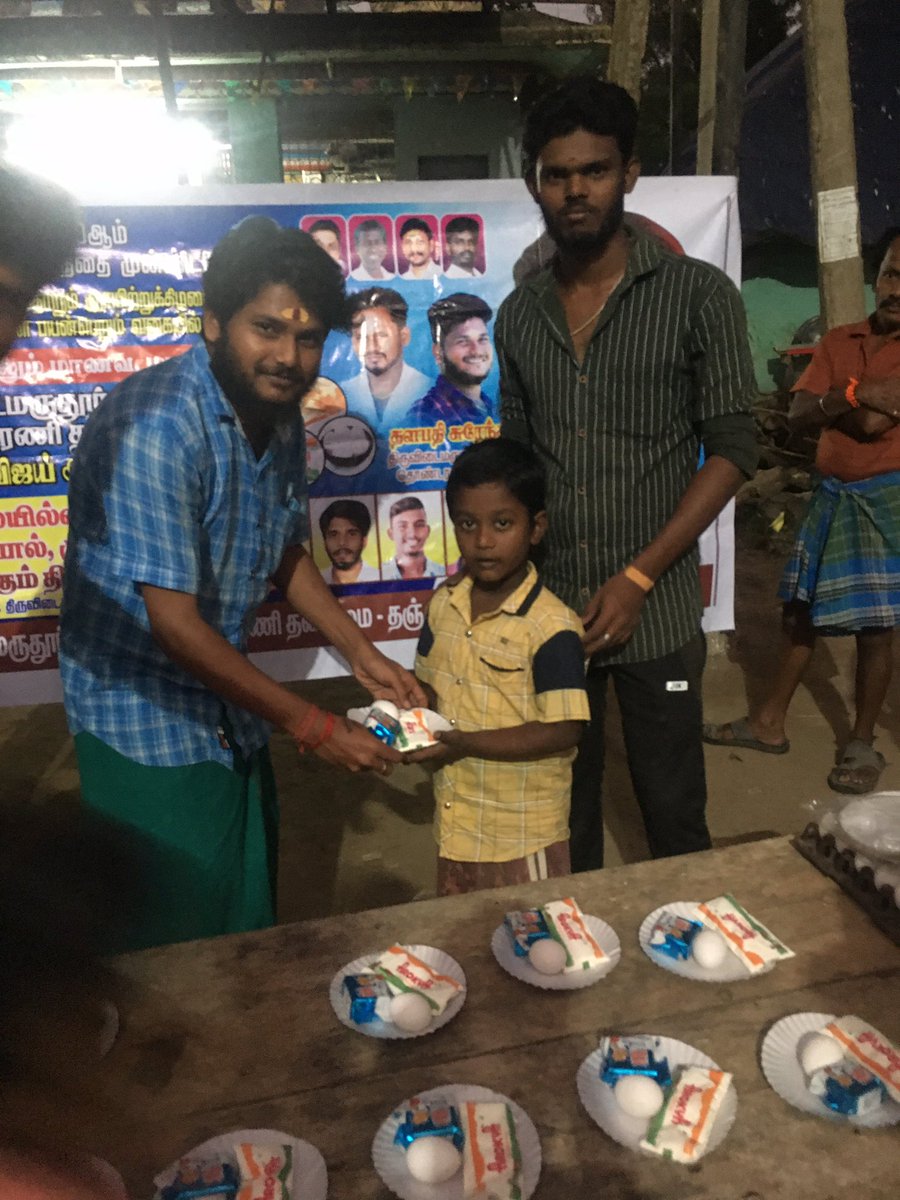 team_TMOT's tweet photo. 25-12-2022
வாரம் -2
 தளபதியின் உத்தரவின்படி
தஞ்சை மாவட்டம் திருவிடைமருதூர் ஒன்றிய தொண்டரணி தலைமை சார்பில் பள்ளி மாணவர், மாணவியிர் ஊக்குவிக்கும்  வகையிலும் விலையில்லா ரொட்டி, பால், முட்டை திட்டம் வழங்கப்பட்டது.. 💥🇸🇻@actorvijay @BussyAnand @vjsuren1 @Dpak_dep @surasusee https://t.co/h2JB8nh3Ag