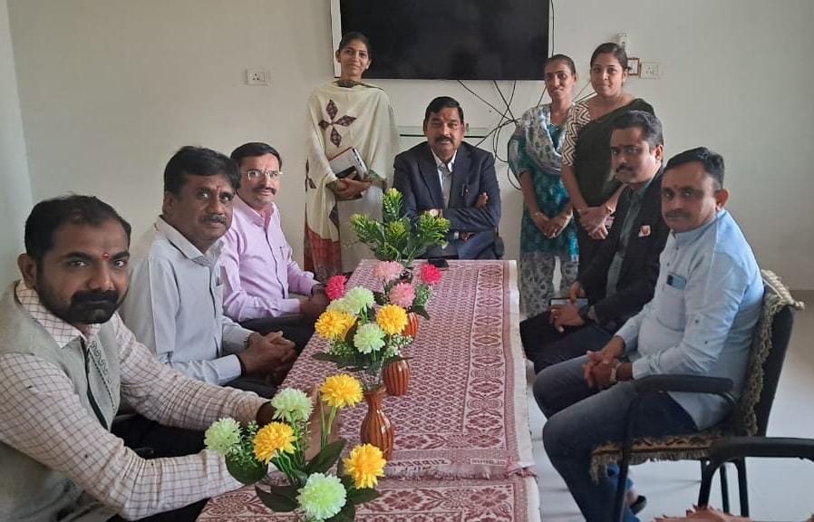 kuberdindor's tweet photo. આજરોજ બોટાદ શહેર સ્થિત મોડેલ સ્કૂલની પણ મુલાકાત લઈ શાળાની વિગતો મેળવી હતી. સાથોસાથ આ કૅમ્પસમાં કસ્તુરબા ગાંધી બાલિકા વિદ્યાલય છાત્રાલયની વિદ્યાર્થિનીઓ સાથે સંવાદ સાધી તેઓના ઉજ્જવળ ભવિષ્ય માટે શુભેચ્છાઓ પાઠવી હતી. https://t.co/24tLU2QNds