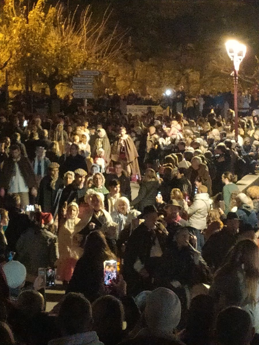 pauletouitou's tweet photo. La descente des Bergers à Allauch... Noël dans toute sa splendeur provençale ! Un moment magique... https://t.co/DN4b0s9MLa
