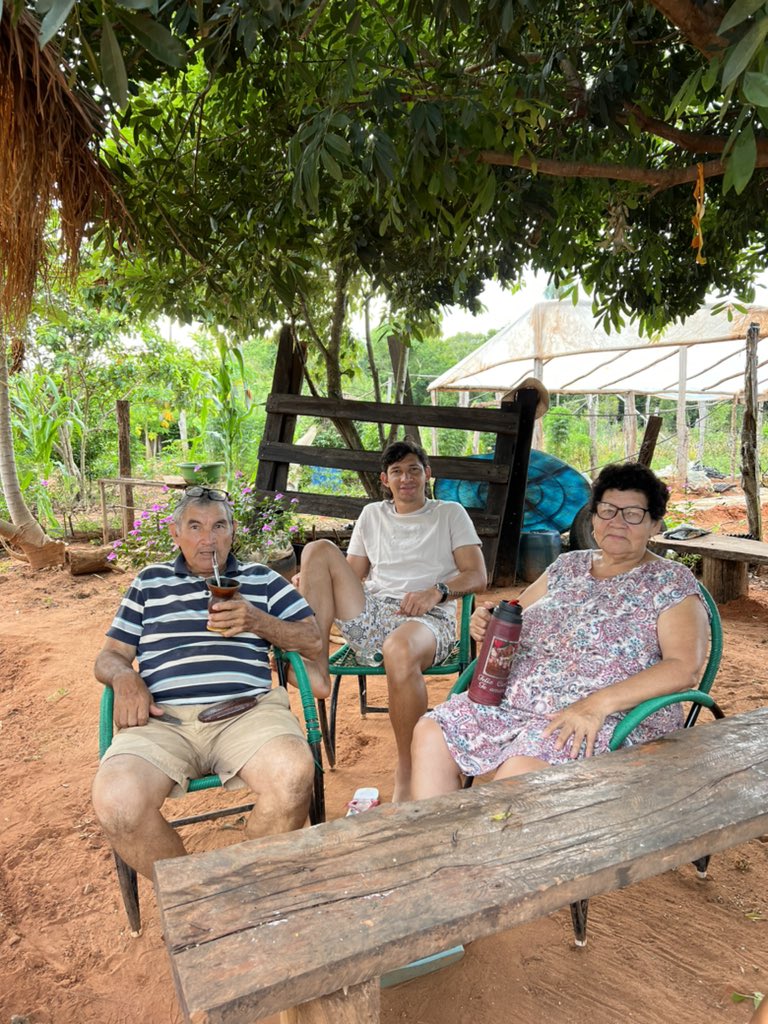 A ellos gracias por enseñarme lo bueno y lo malo, y por hacerme entender que el dinero no es más importante que los sentimientos.