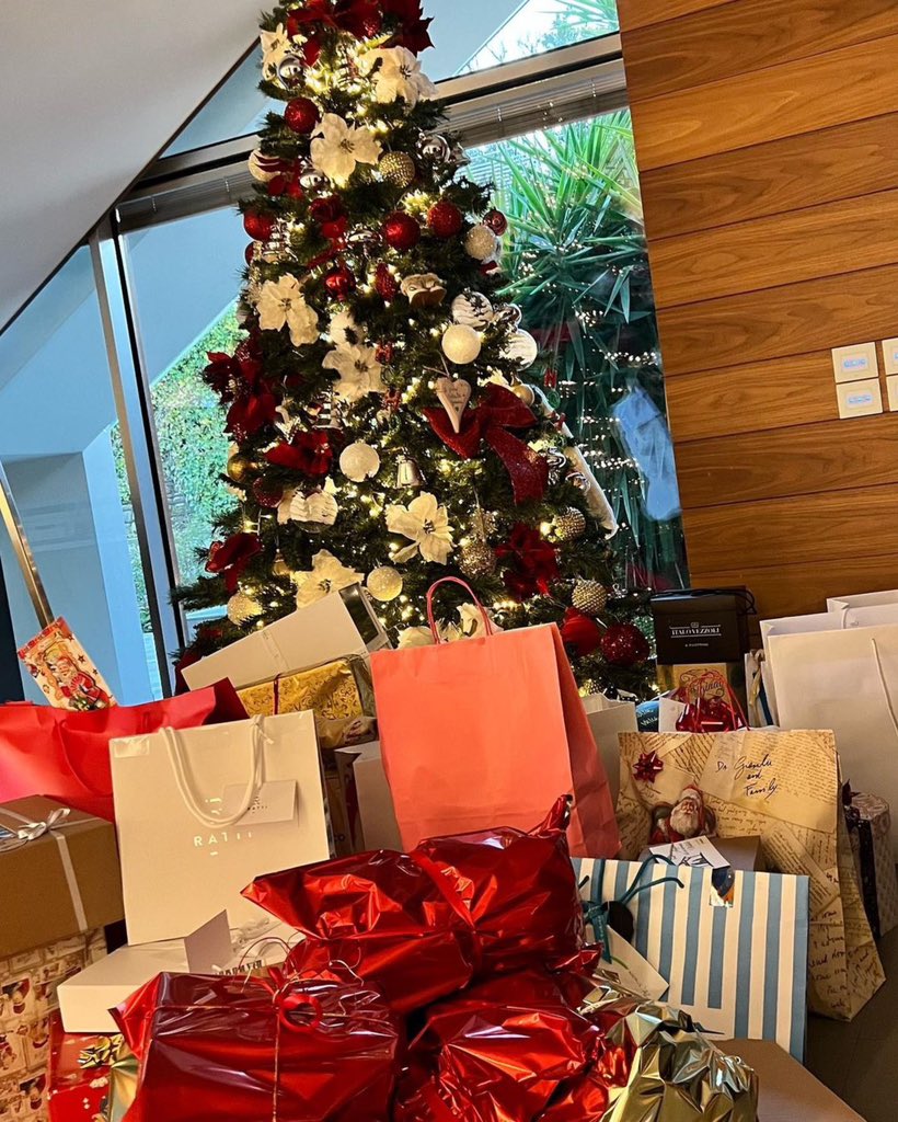 ValeYellow46's tweet photo. Buon Natale a tutti 
Merry Christmas 🎅🏼🎄💫 https://t.co/oHWjJyvWmD