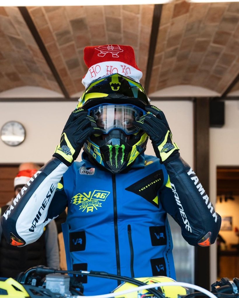 ValeYellow46's tweet photo. Buon Natale a tutti 
Merry Christmas 🎅🏼🎄💫 https://t.co/oHWjJyvWmD