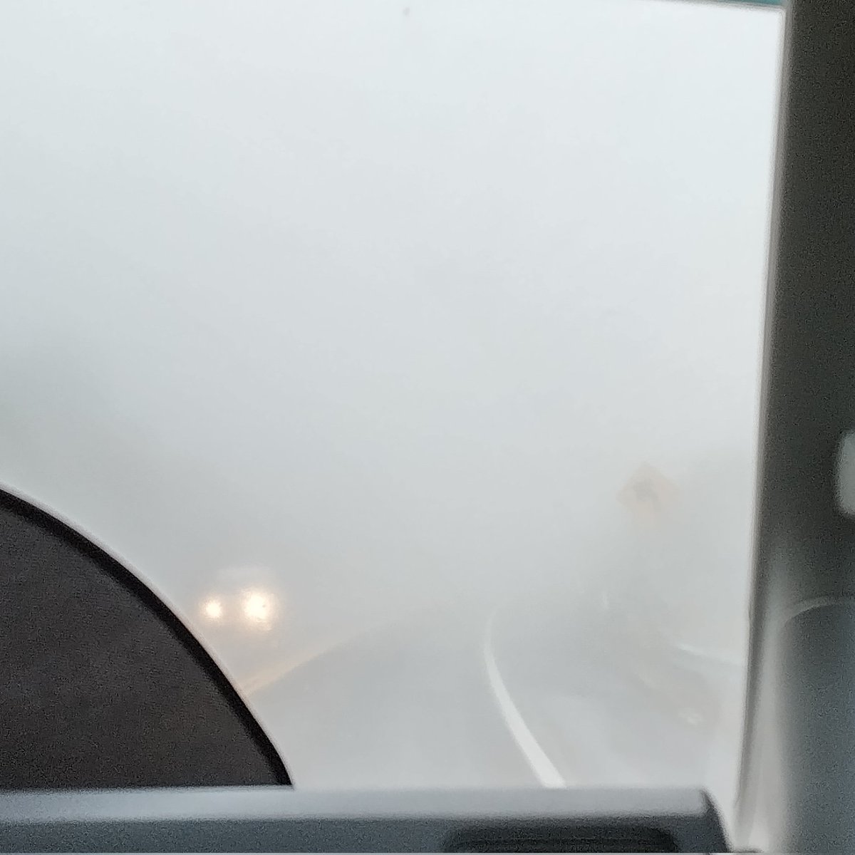ChiapasMeteo's tweet photo. Mucha precaución 🚧
Importante reducción de Visibilidad por niebla sobre la @autopistaschis Tuxtla Gutiérrez a San Cristóbal de las Casas #Chiapas, principalmente entre los km 18 y 40.
Transite con precaución, encienda sus luces para ver y se visto 🌫️🚗 https://t.co/pfwrYjS6td