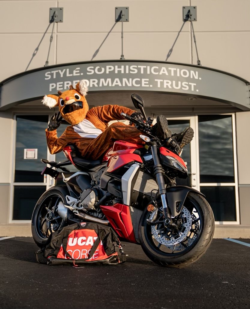 RahalDucati's tweet photo. Look who came in and picked up a NEW Ducati and Gear!
Did you find a Ducati StreetFighter V2 under your Tree? 🎄🎁
#RahalDucati #DucatiIndy #Ducati
#Indy #Indianapolis #DucatiUSA
#StreetfighterV2 #SFV2 #DucatiRed https://t.co/II0FyNxvPa