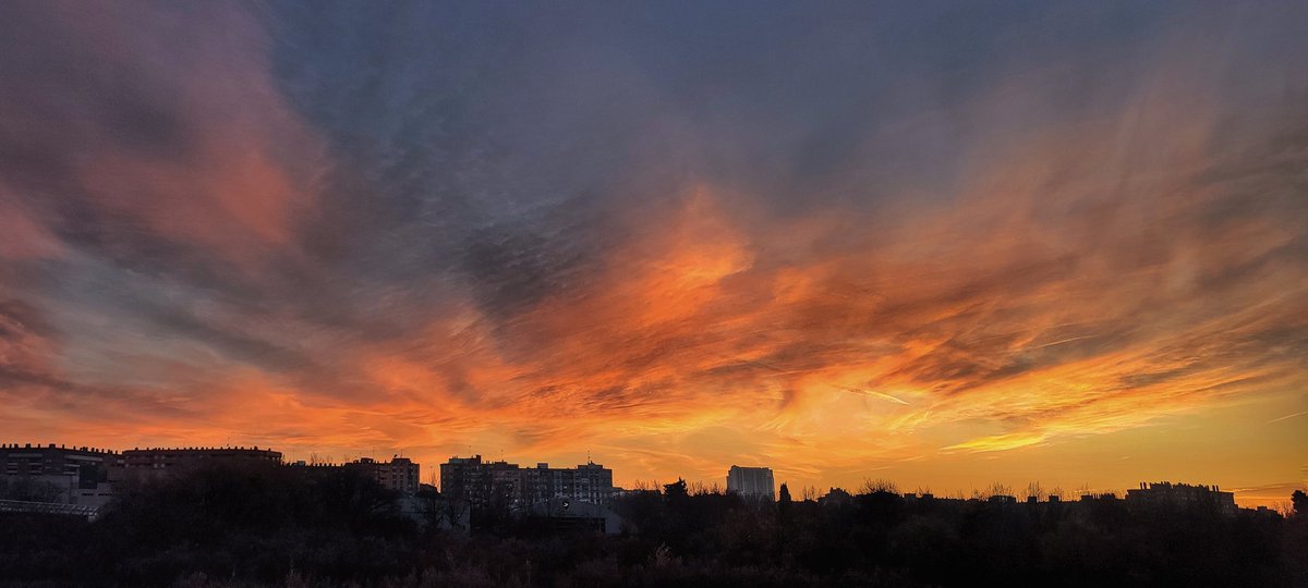Hengarca's tweet photo. In the city the sun also sets.
Merry Christmas 🧑🏻🎄
.
.
#foto #pic #ocaso #cielos #cloudscape #landscape #sent #sunsetphotography #palabras #sunset #sun #sol #fotografia #cielo #sky #tramonto #blue #puestadesol #words #sunsetlovers #grayblue
#griszul #navidad #merrychristmas https://t.co/dEZ3yM3xJH