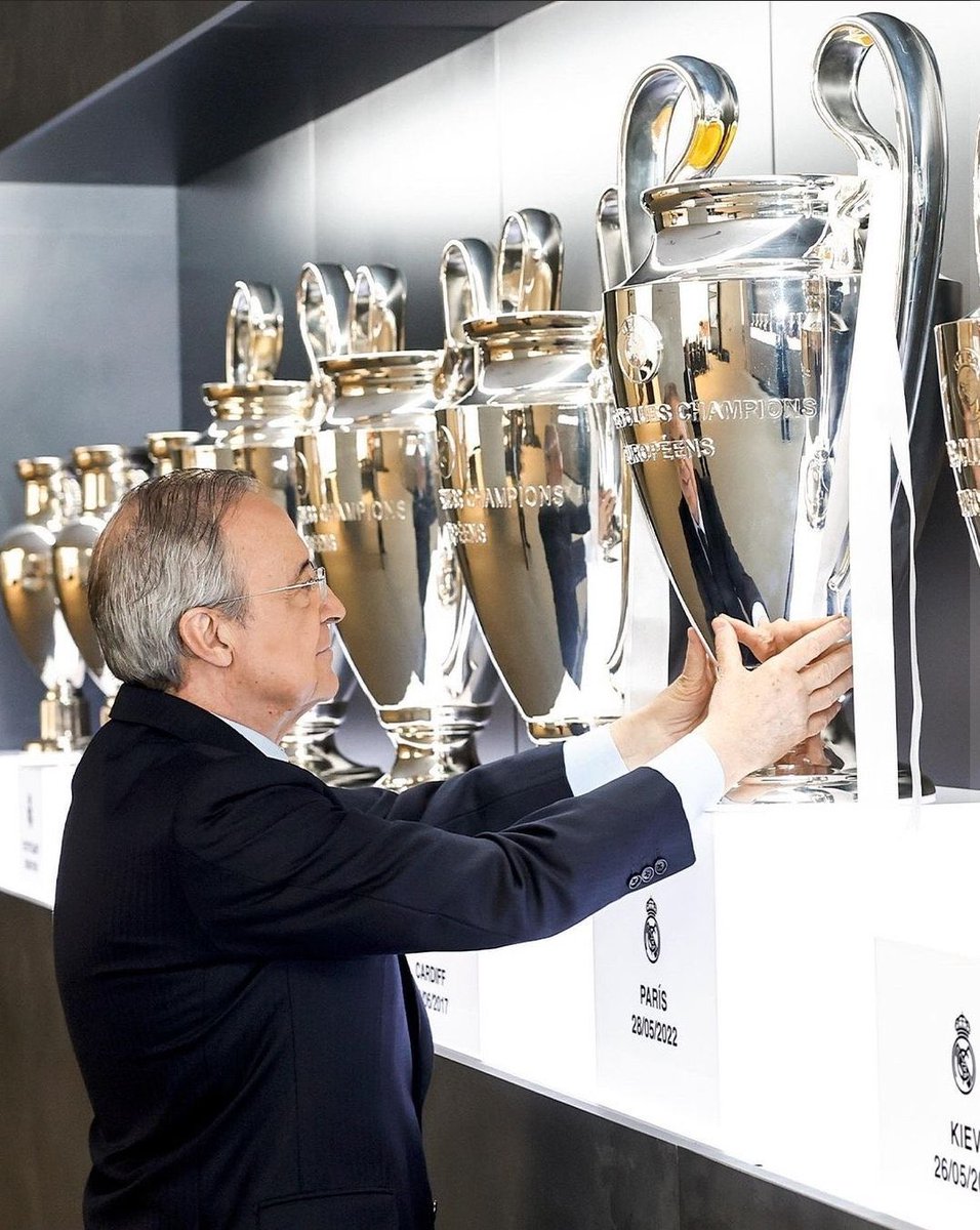 #حسن_العيدروس.. 🎙
وصف تاريخي.. 🔥⚔️
«من يلاحق #ريال_مدريد فـــي ألقابه،  كمن يجري خلف السراب،  كلما شعر بالإقتراب، رأى أن المسافة نفسها أو تزيد..» 
Mi Equipo De Corazón #Vamos #Alhamdulilah 🏆👑🤍🎉