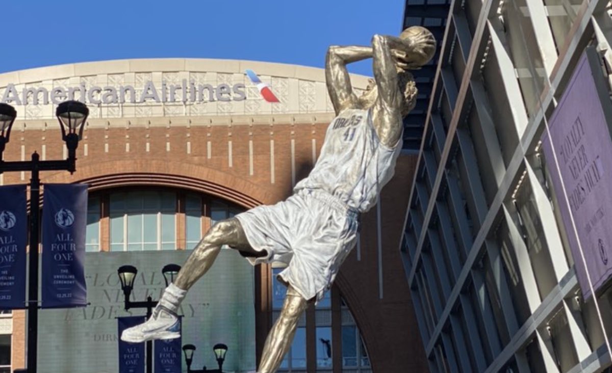merkurxtip_rs's tweet photo. 🏀🇩🇪 Otkrivena je statua ispred dvorane u čast najboljeg igrača Dalas Maveriksa u istoriji, Dirka Novickog. #dirr #Dallas https://t.co/mJN0PQ1AtM