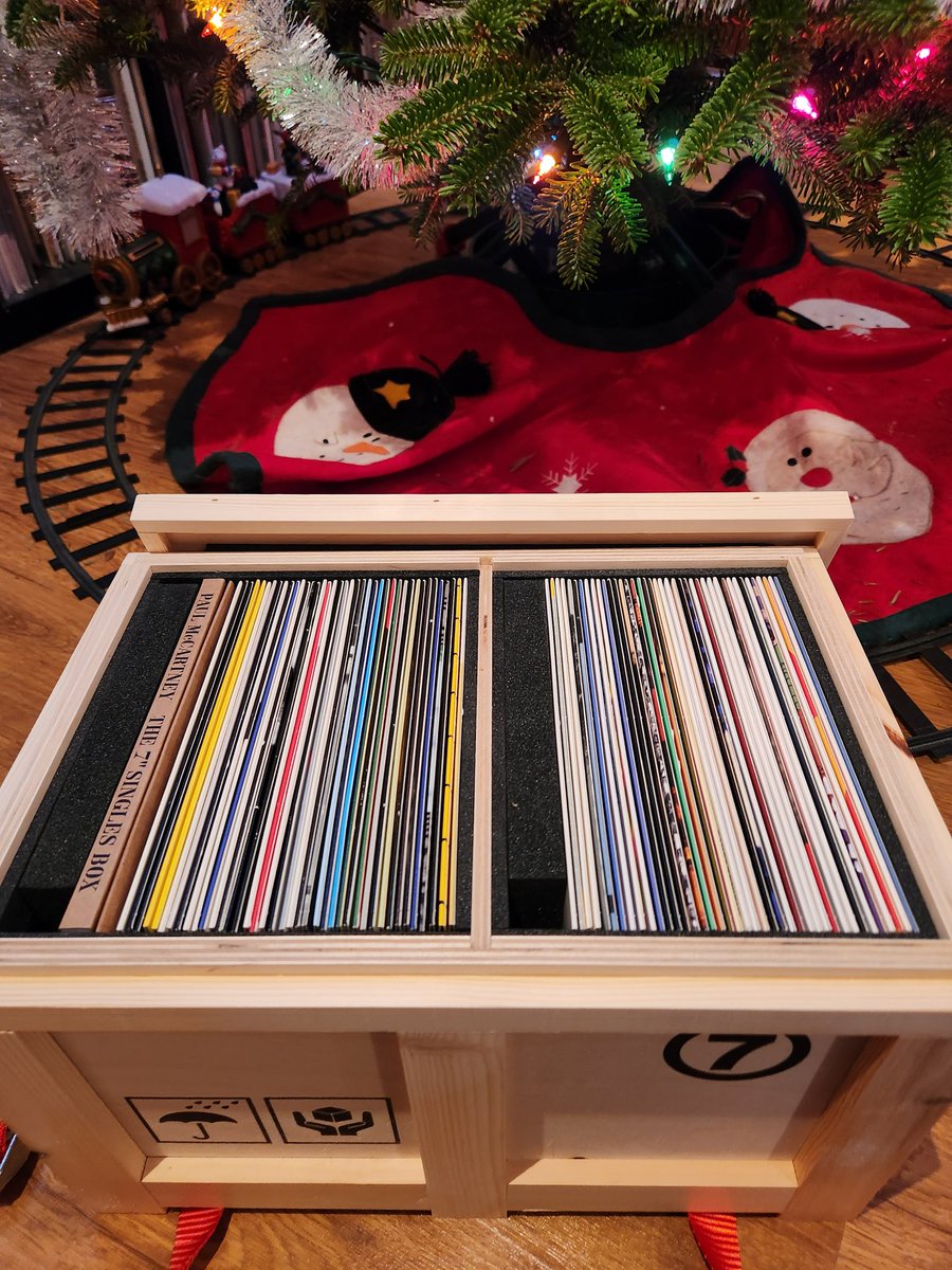 SpinVinyl1's tweet photo. This morning came early after only a few hours sleep but the kids are happy. Santa was good to me and brought the Paul McCartney 7 Inch Singles boxset. Thanks, Santa!
#PaulMcCartney #7InchSinglesBoxset #WonderfulChristmastime #UncleAlbertAdmiralHalsey #vinylrecords https://t.co/i4fs2g0Osu