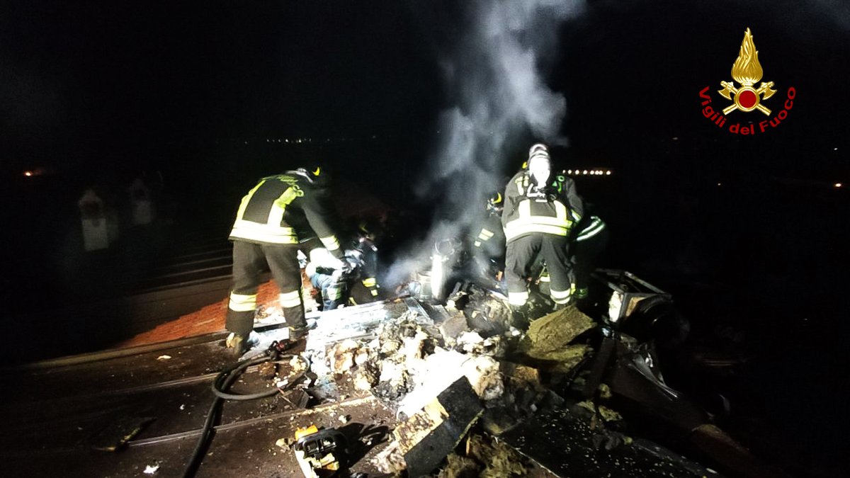 vvfveneto's tweet photo. #25dicembre #Sedico(BL), la notte di Natale, #incendio del tetto in legno di un condominio. #Vigilidelfuoco con più squadre riescono a sezionare e spegnere le fiamme della copertura limitando i danni: due appartamenti interdetti per i danni #soccorsiquotidiani https://t.co/6CF9c6J6dE