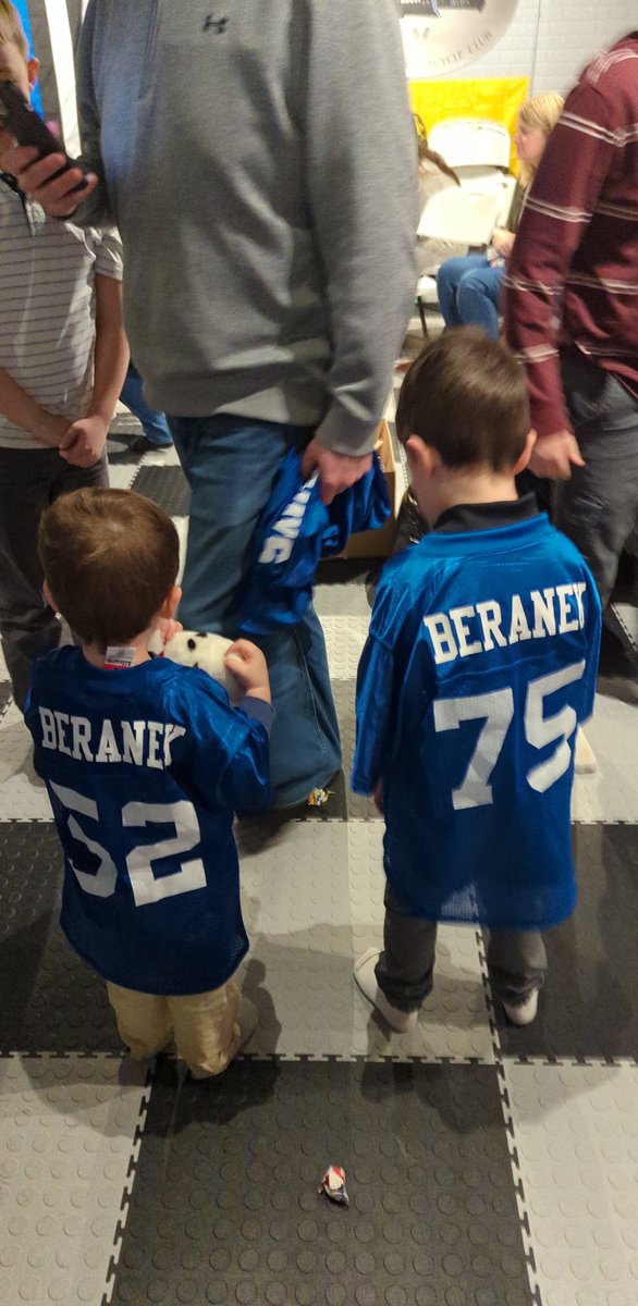 Future Hogs got some new gifts last night. <a href="/BraxtonBuck75/">Braxton Buck</a> <a href="/LukeLambert52/">Luke Lambert</a> #RoleModels #Hogs #BAH