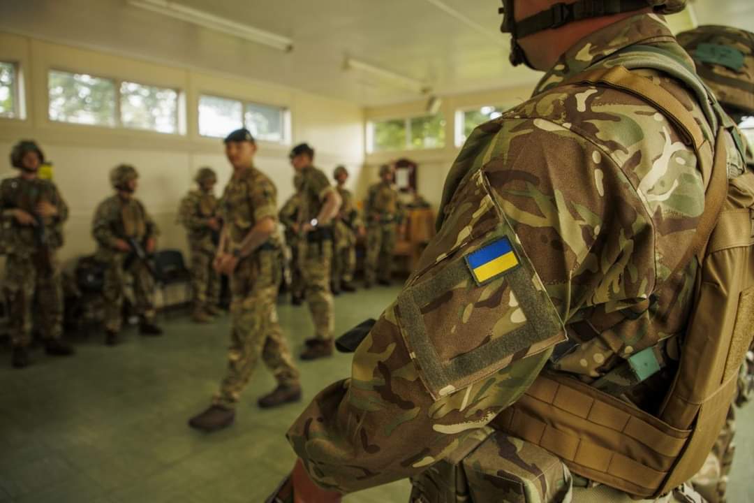 GeneralStaffUA's tweet photo. 🇬🇧 🇦🇺 🇨🇦 🇩🇰 🇫🇮 🇱🇹 🇳🇿 🇳🇱 🇳🇴 🇸🇪 🇺🇦 
"Our Armed Forces are doing everything possible to develop the battle skills of Ukrainian men and women. Having put almost 10,000 through their paces in the UK in 2022, my ambition is for our Armed Forces – alongside our allies https://t.co/m7Nyte9dek