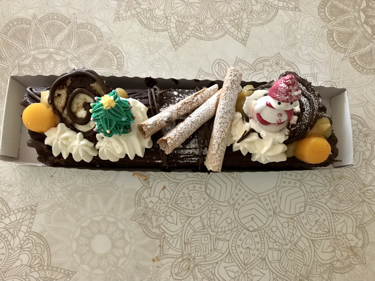 OldschoolMolins's tweet image. Comiéndome hoy este tronco navideño #tronco #tronconavideño #Navidad2022 #dulces #postres #molinsderei #weekend