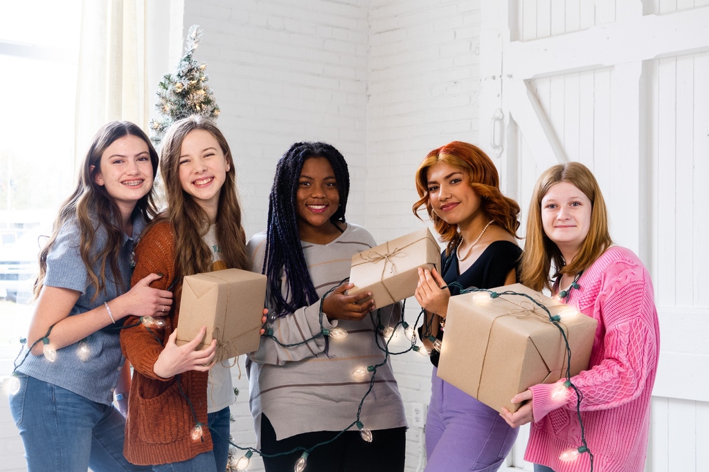 mintedtruth's tweet image. Merry Christmas! 
⁠
We are undoubtedly grateful for the GIFT + LIGHT Christ brought into the world through His birth, death, resurrection, and ascension. ⁠

Praise the Lord today (and everyday) for sending His Son to come in the flesh to save us from our flesh and sin! ⁠