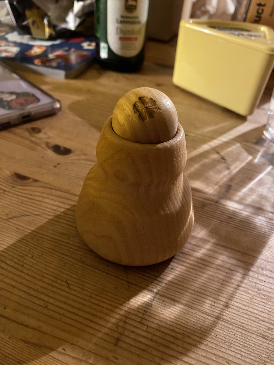 Jemand bekommt einen Triggervulkan geschenkt. Ich frage, wofür er denn da ist. 

Bekomme die Antwort: „Er wird auf den Tisch gestellt und dann behauptet er, es gibt nur zwei Geschlechter.“