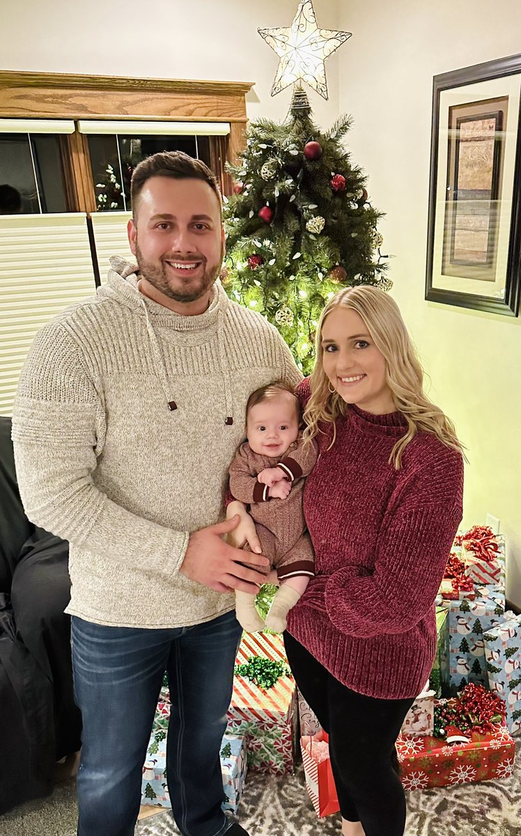 danbrosman's tweet photo. Merry Christmas from the Brosmans! 🎄 https://t.co/uYG5m00eFh