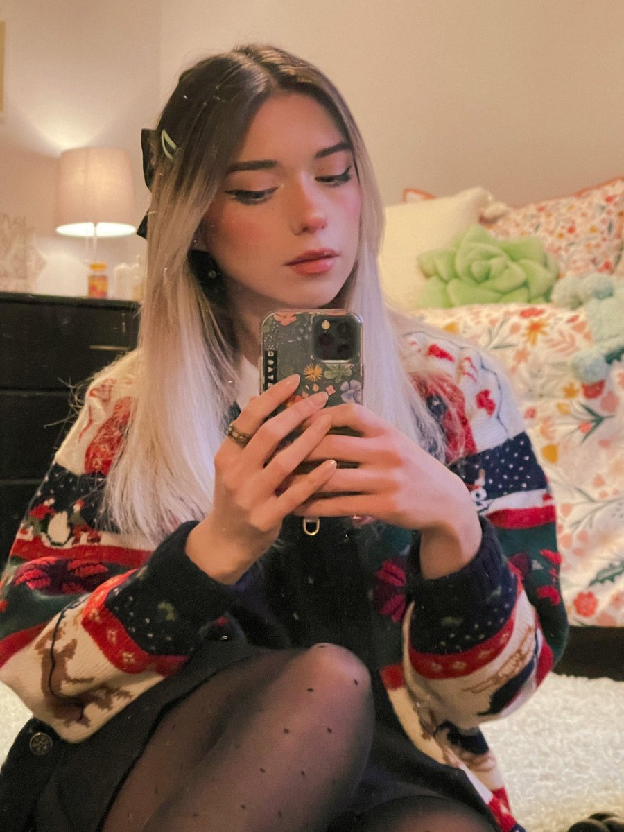 shelbygraces's tweet image. merry crimas :)