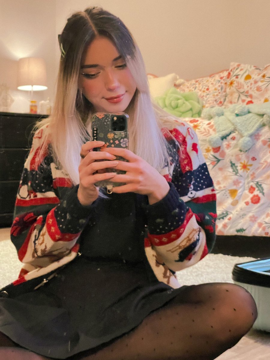 shelbygraces's tweet image. merry crimas :)