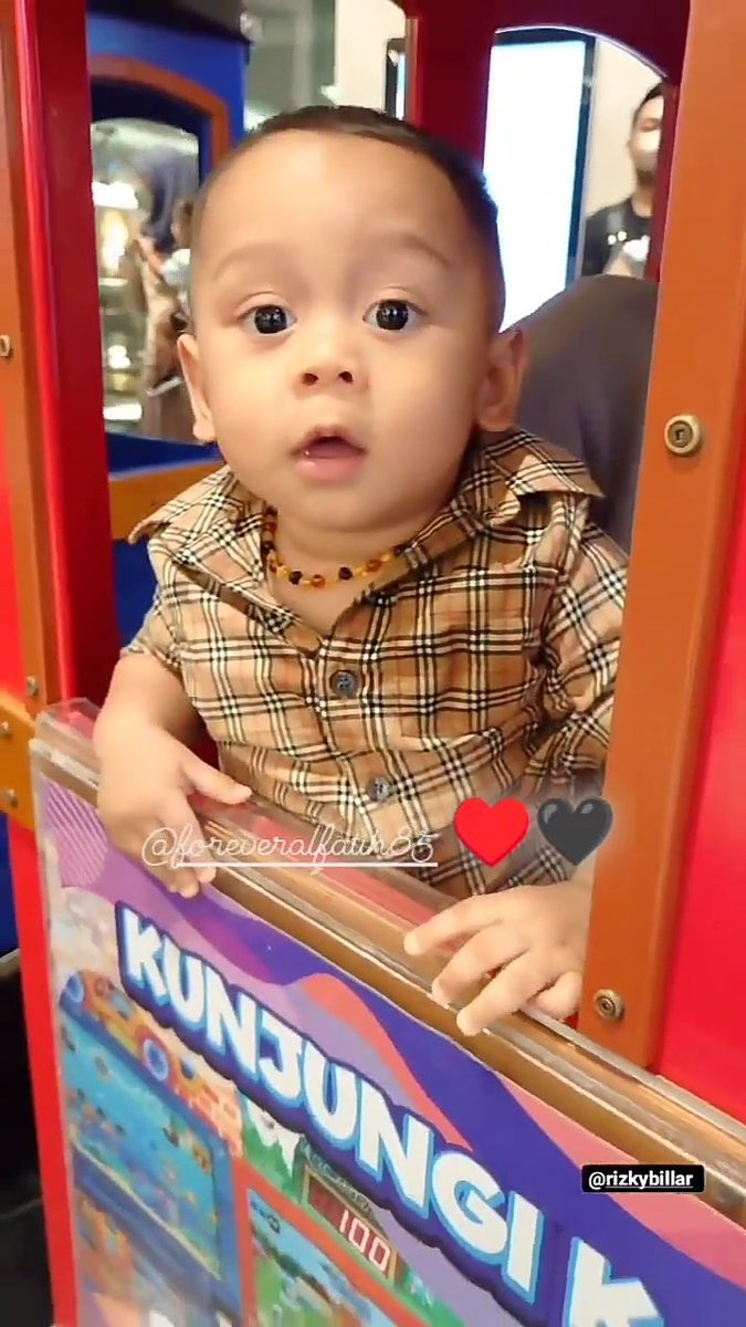 Rizapuspitasar7's tweet photo. Masyaallah tabarakallah, sekarang ni bayik anak Sholeh nya bundales dan papabi  udah 1 thn aja, happy birthday Muhammad Leslar alfatih billar, doa terbaik buat Abang L, wish you all the best Abang L 🙏🖤🎂🎈

#happyLday
#happyFatihday https://t.co/pK7WnhFVTv