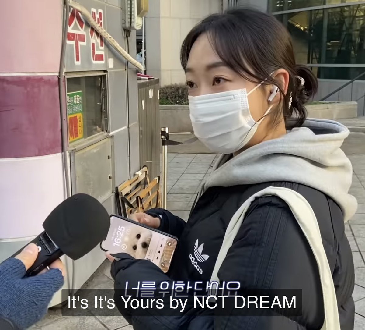 Jaeminhabibi's tweet photo. A girl was asked what song she’s listening to and she answered “It’s Yours” by NCT DREAM. https://t.co/pD7Sw53trp