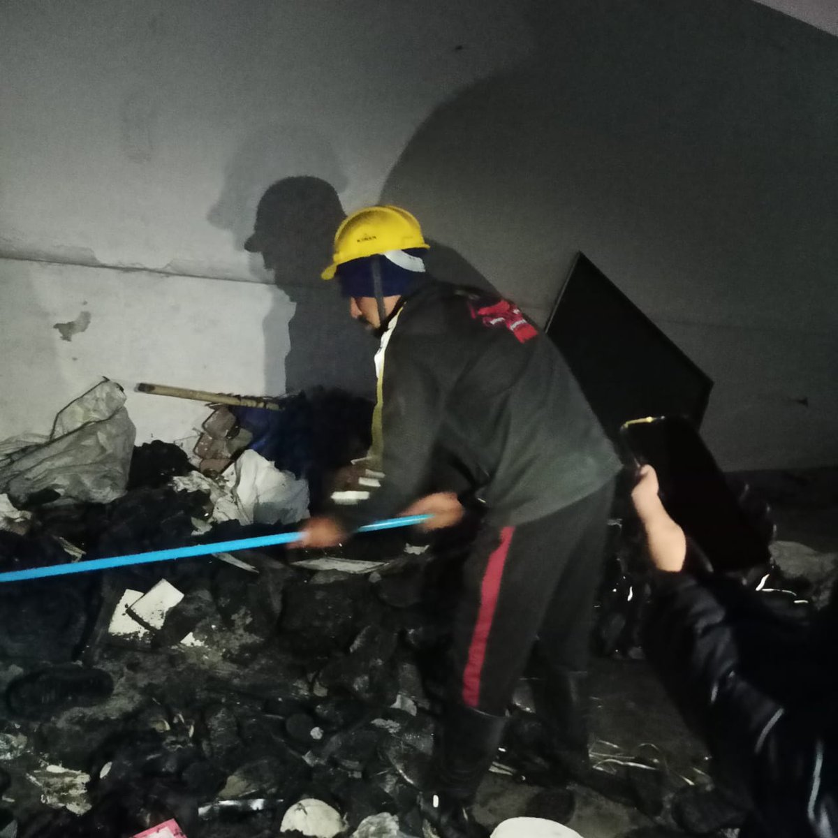 UKFireServices's tweet photo. रूड़की नगर निगम रोड निकट चर्च के पास एक घर में आग की सूचना पर फायर यूनिट तत्काल घटनास्थल पर पहुंची, घटनास्थल मुख्य मार्ग से दूर एवं गली संकरी होने के कारण वहां पर उपलब्ध संसाधनों से आग को पूर्ण रूप से बुझाया।
#Roorkee #Haridwar #Uttarakhand
#FireService #UttarakhandPolice https://t.co/WqqL1wv2MP