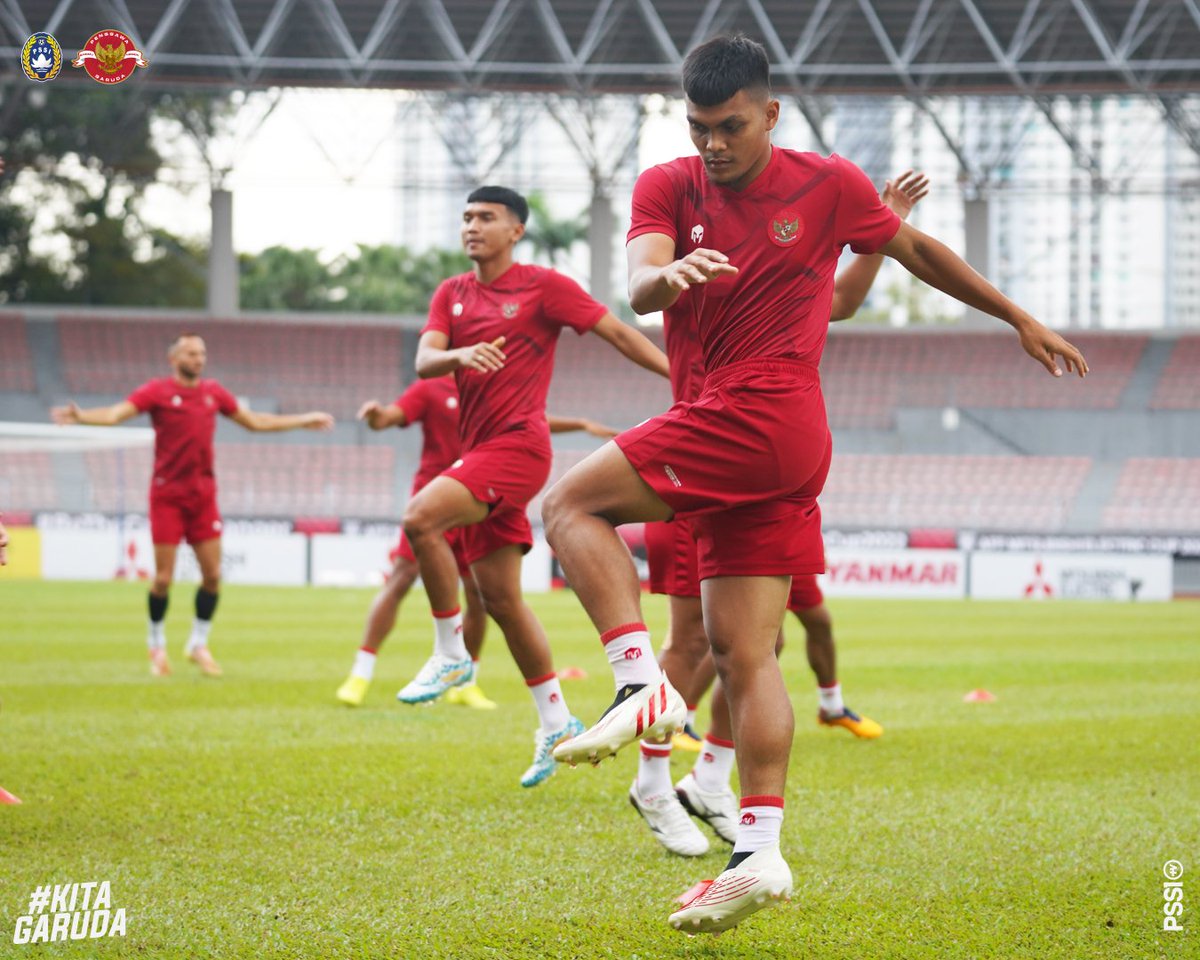 PSSI's tweet image. Timnas Indonesia jalani Official Training sebagai persiapan laga kontra Brunei Darussalam pada Minggu (25/12) di Stadion KLFA, Malaysia! 🏟️

Semangat persiapkan diri, Garuda! 🦅🇮🇩

#KitaGaruda #MeraihImpian