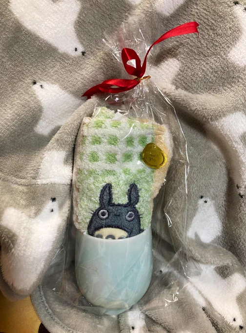 メリークリスマス母が玄関の飾りを変えるとクリスマスを感じますね写真はクリスマスケーキと弟からのプレゼントと急遽作ったお返しです。 