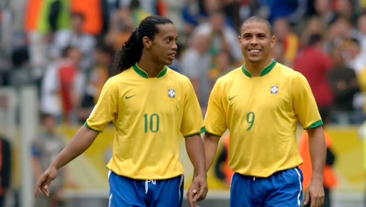 Ronaldo de Assis Moreira veya Ronaldinho Gaúcho olarak tanınan dünyanın gelmiş geçmiş en yetenekli futbolcusu ve Ronaldo Luis Nazário de Lima  Hekimbaşı Ümraniyespor tesislerinde görevlerine başlamışlardır.
Sambacılar aynı zamanda kulübe finansal yatırım da yapmak istiyorlar.