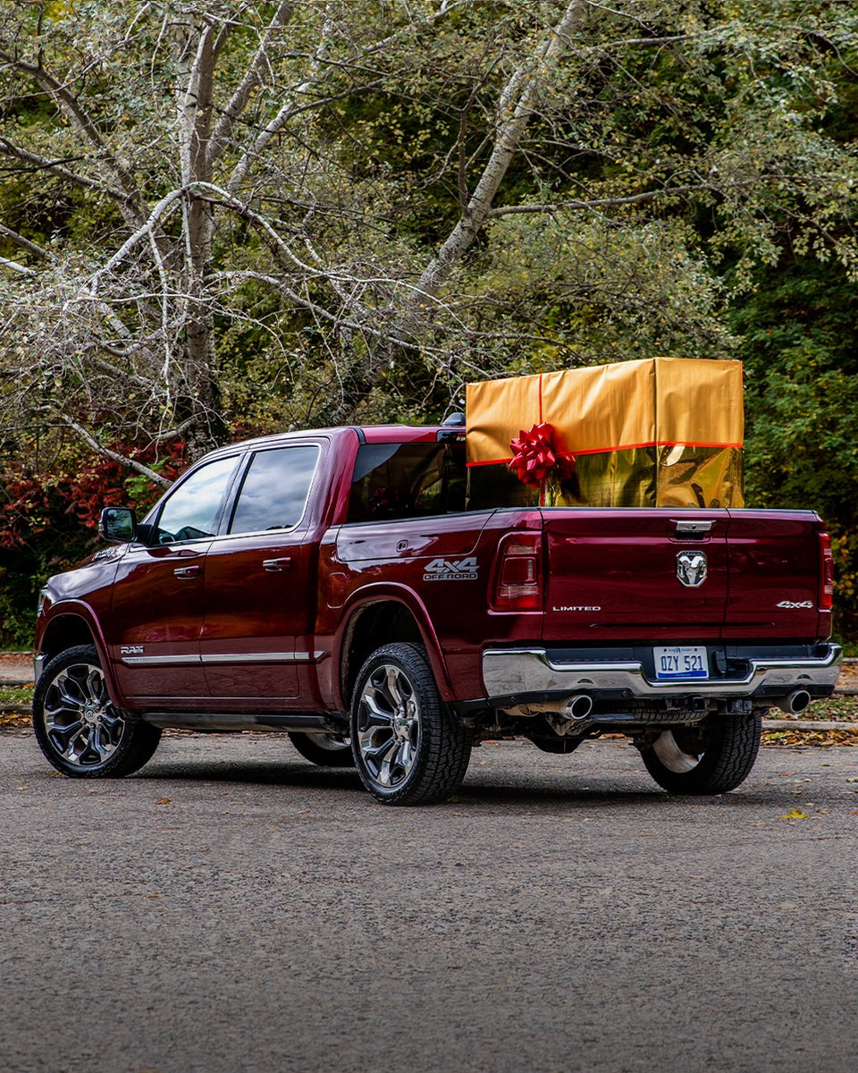 RamTrucks's tweet photo. Even Santa needs to borrow a friend's truck sometimes. Happy holidays! ๐
#RamLimited #RamTrucks https://t.co/RQw1QEAKHt
