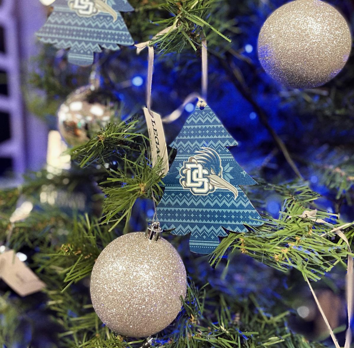 DSbookstore's tweet photo. 🎄 Merry Christmas from the DSC Bookstore! 🎄 https://t.co/NMwuCYPrdh