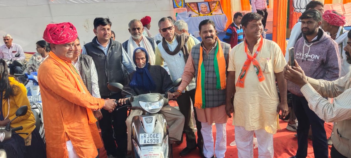 JabbarMla's tweet photo. आज आसींद में भारतीय जनता पार्टी द्वारा आयोजित जन आक्रोश जनसभा में केंद्रीय मंत्री श्रीमान किशन जी गुर्जर का पाथेय प्रदान हुआ व उपस्थित जनसमूह को संबोधित कर 2023में जंगलराज वाली कांग्रेस सरकार को उखाड़ फेंकने का संकल्प लिया व विधायक कोष से दिव्यांग जनों को स्कूटी वितरण की। #Asind https://t.co/ZaF00wyljE