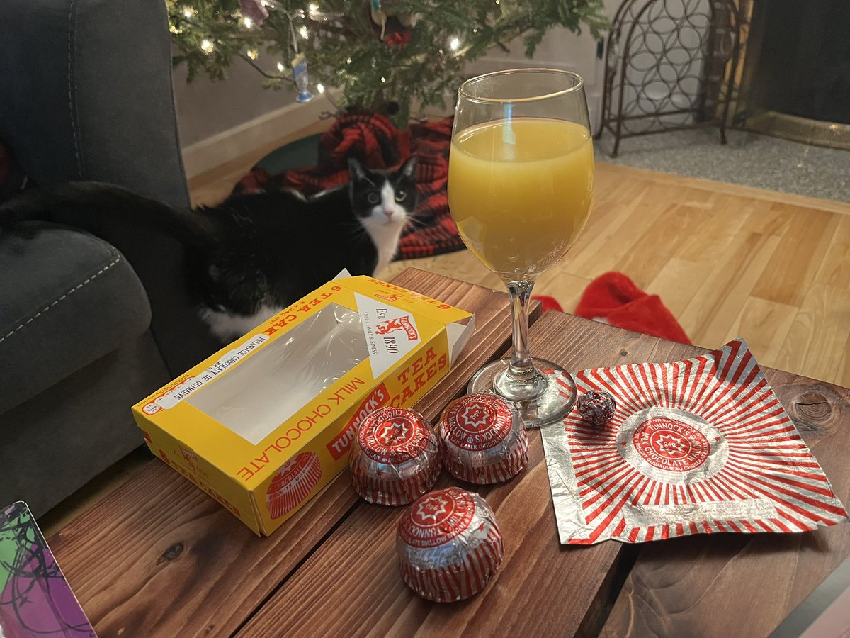 #MerryChristmas !!! The granddaddy of them all, <a href="/Tunnocks/">Tunnock’s</a> #teacakes … gettin’ them “defoiled” just like Jack and Victor @greghemphill96 <a href="/FordKiernan1/">Ford Kiernan</a> #canada #stillgame