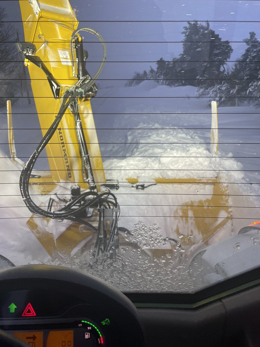 DufferinRoads's tweet image. Update: Roads remain CLOSED. Plowing and snowblower operations is ongoing with fresh operators starting at 3am. Still there are drifts and abandoned cars on the roads. This drift is 6ft high. Please stay off the roads so crews can work safely