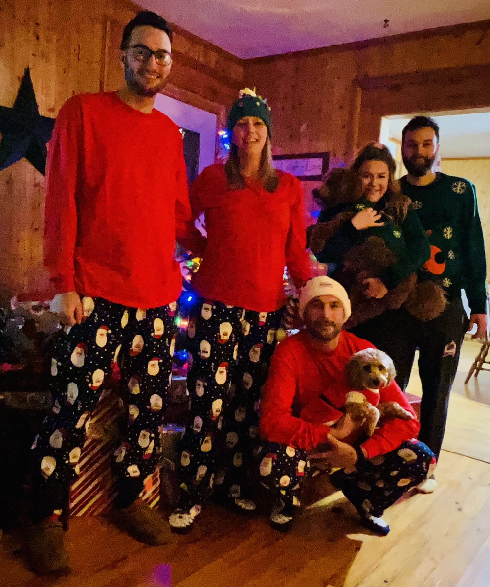 HeatherServage's tweet photo. Family 🎄♥️❄️ 🐾 
#MerryChristmas https://t.co/zVZYDk3mrj